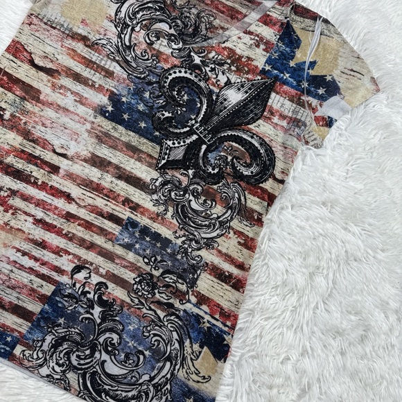 Stylish V-Neck Tee with Patriotic Design - Picture 2 of 6